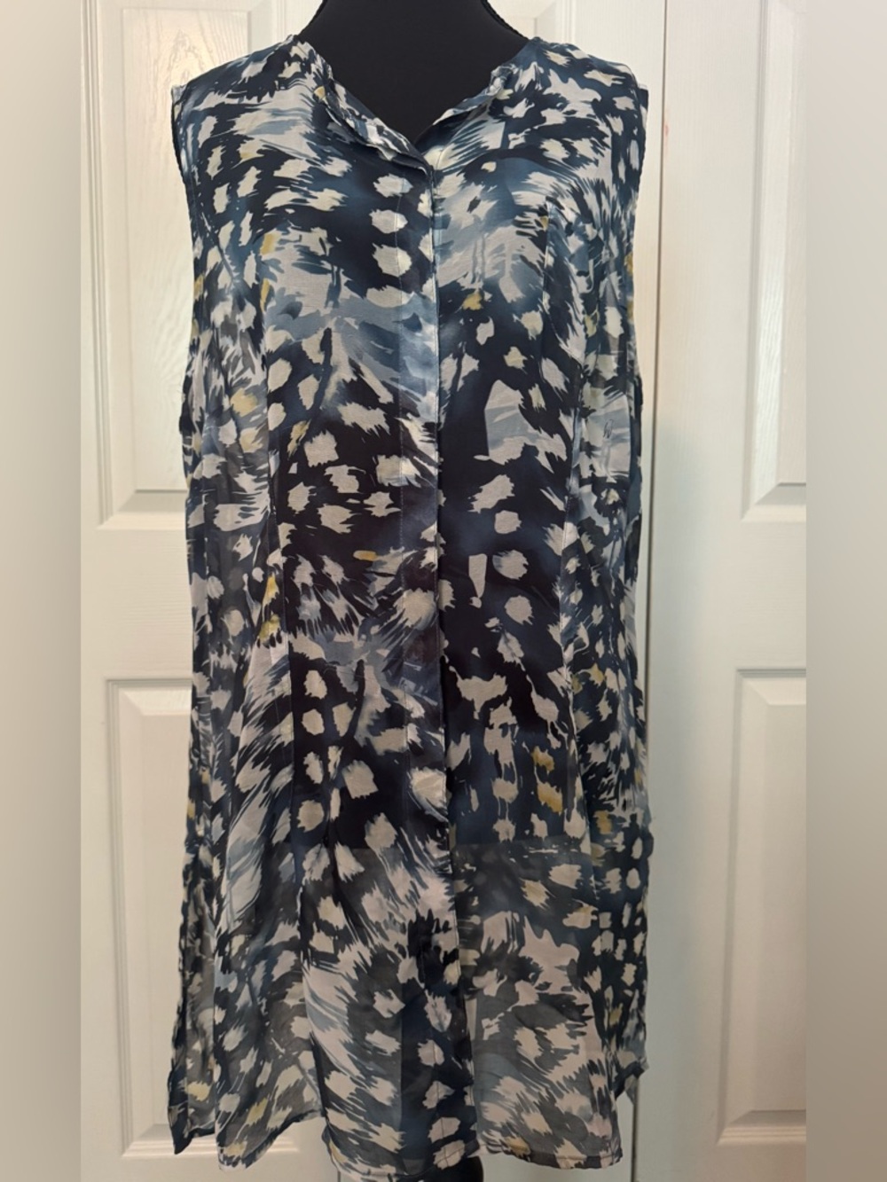 CAbi Navy, White & Gray Abstract Sleeveless Blouse